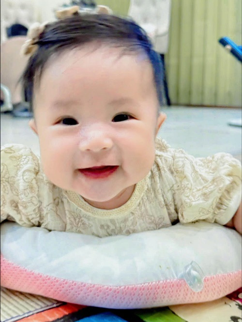 Con gái Thanh Trúc sở hữu làn da trắng hồng, môi đỏ.