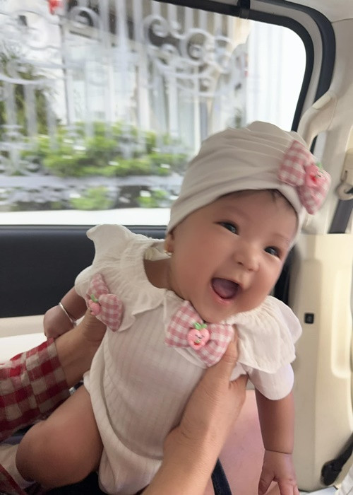 Bé Kỳ Kỳ rất hay cười. Nét hồn nhiên của cô nhóc "đốn tim" nhiều người.