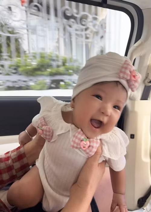 Bé Kỳ Kỳ rất hay cười. Nét hồn nhiên của cô nhóc "đốn tim" nhiều người.