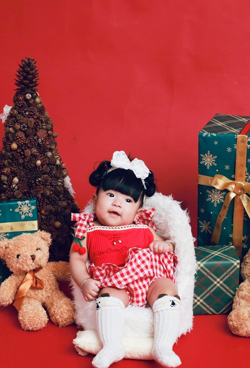 Con gái của “ngọc nữ phim giờ vàng THVL” đáng yêu hết mức, diện đồ đậm chất Giáng sinh.