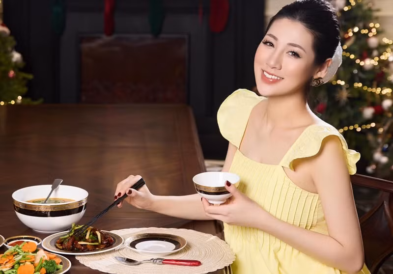 Sau khi kết hôn, người đẹp sống trong biệt thự vườn có giá hơn 10 triệu USD (gần 250 tỷ) tại quận Long Biên, Hà Nội.