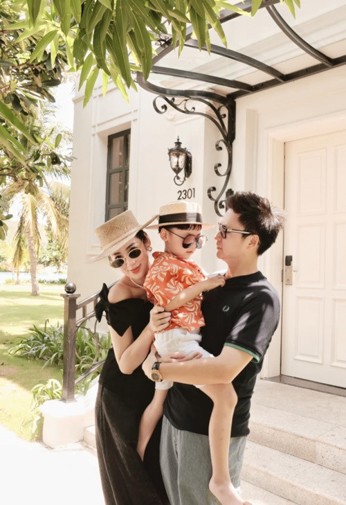 Vợ chồng Tú Anh thường xuyên đưa con đi nghỉ dưỡng.