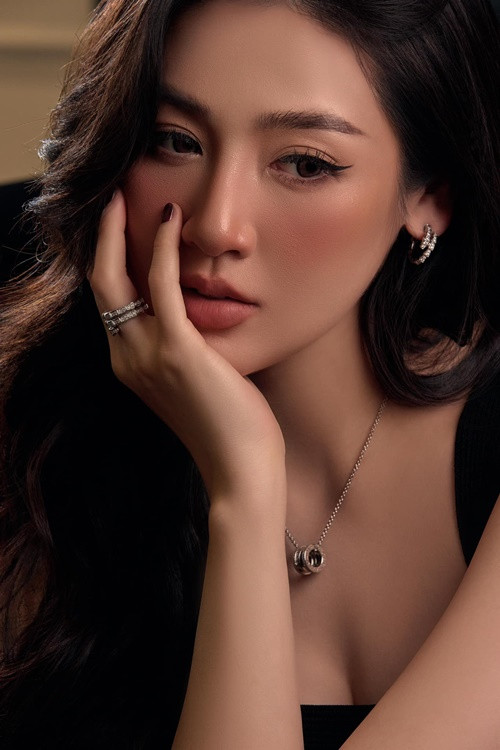 Tú Anh vẫn đắt show quảng cáo.