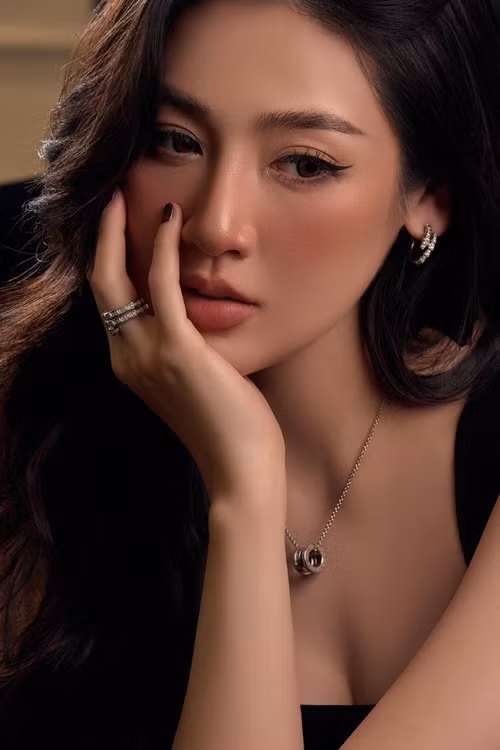 Tú Anh vẫn đắt show quảng cáo.