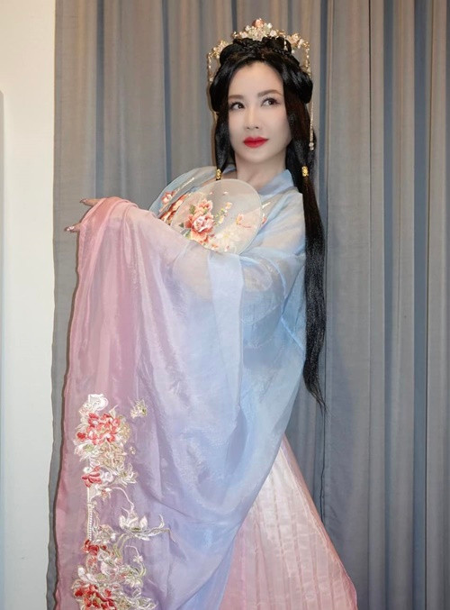 Vợ cũ Bằng Kiều gây chú ý khi mặc cổ trang trong buổi tiệc Halloween.