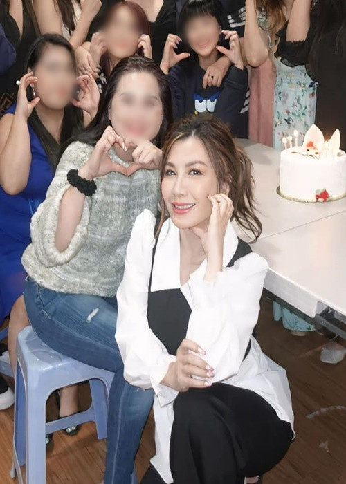  Vợ cũ Bằng Kiều mặc váy áo trẻ trung, hiện đại.