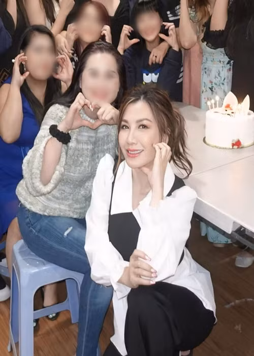  Vợ cũ Bằng Kiều mặc váy áo trẻ trung, hiện đại.