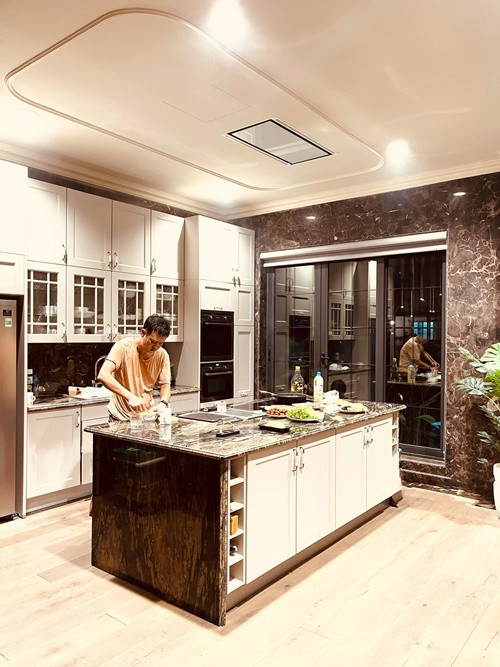 Lã Thanh Huyền thi thoảng khoe hình ảnh chồng nấu ăn tại nhà.