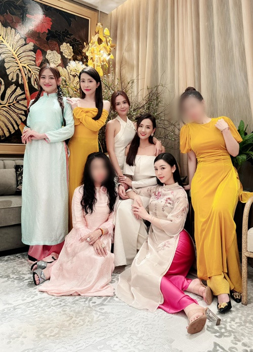 Hội bạn thân của Lã Thanh Huyền xúng xinh váy áo dịp Tết Nguyên đán.