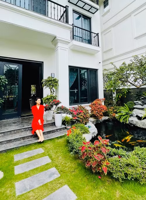 Căn biệt thự của Lã Thanh Huyền có bể cá koi, ngập tràn cây xanh.