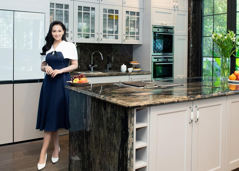 Ở biệt thự, Lã Thanh Huyền thường xuyên vào bếp nấu nướng.