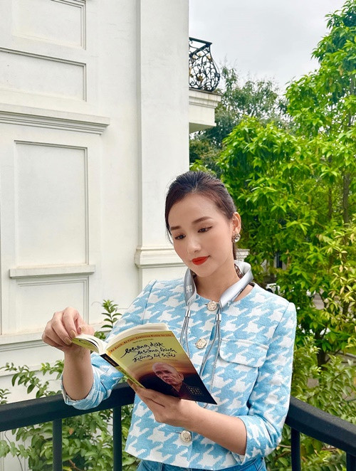 Nữ diễn viên đọc sách mỗi khi rảnh rỗi.