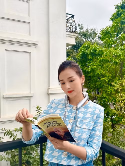 Nữ diễn viên đọc sách mỗi khi rảnh rỗi.