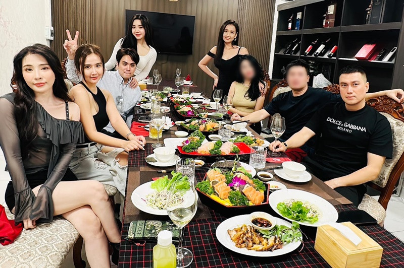 Hình ảnh bữa tiệc xa hoa của nhóm Lã Thanh Huyền tại biệt thự gây chú ý.