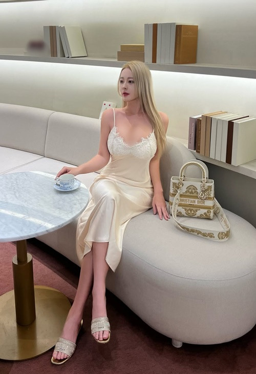 Theo tờ Sohu (Trung Quốc), cô nàng đẹp hơn cả nhân vật bước ra từ truyện tranh, vóc dáng gợi cảm khiến người đối diện khó rời mắt.