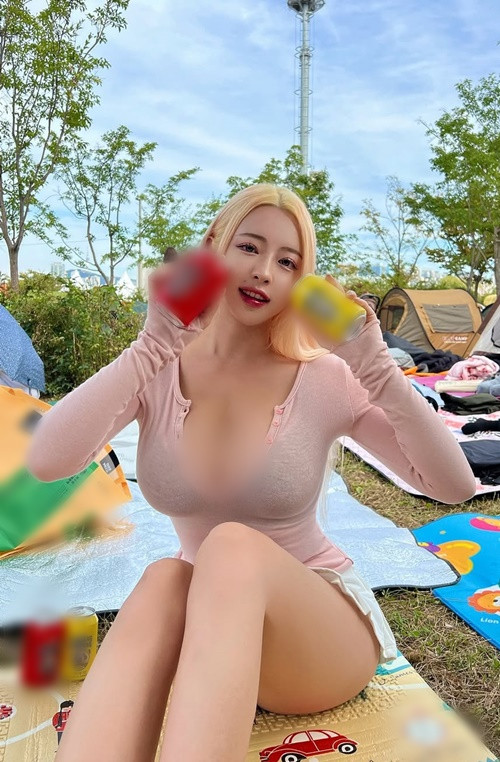 Cô nàng thường xuyên mặc xuyên thấu lộ nội y khoe vòng một căng đầy.