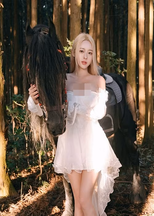 Mỹ nhân diện váy cúp ngực chụp ảnh bên ngựa.