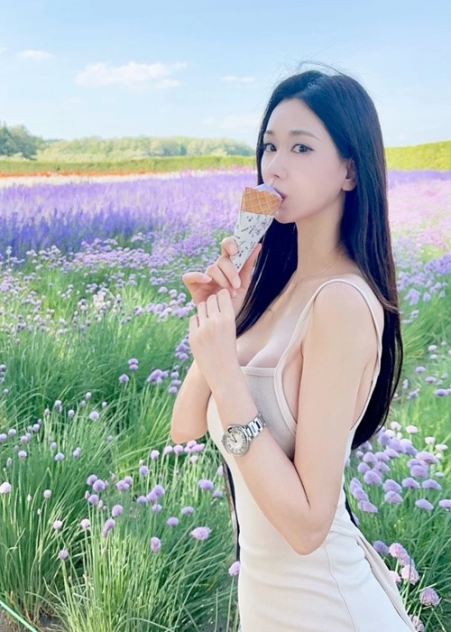 Candy Seul khoe vẻ quyến rũ trên cánh đồng hoa.