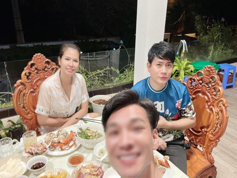 Vợ chồng Quách Thành Danh thường xuyên mời bạn bè đến chơi.