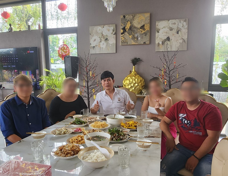 Nam ca sĩ chia sẻ hình ảnh ăn uống cùng bạn bè tại biệt thự.