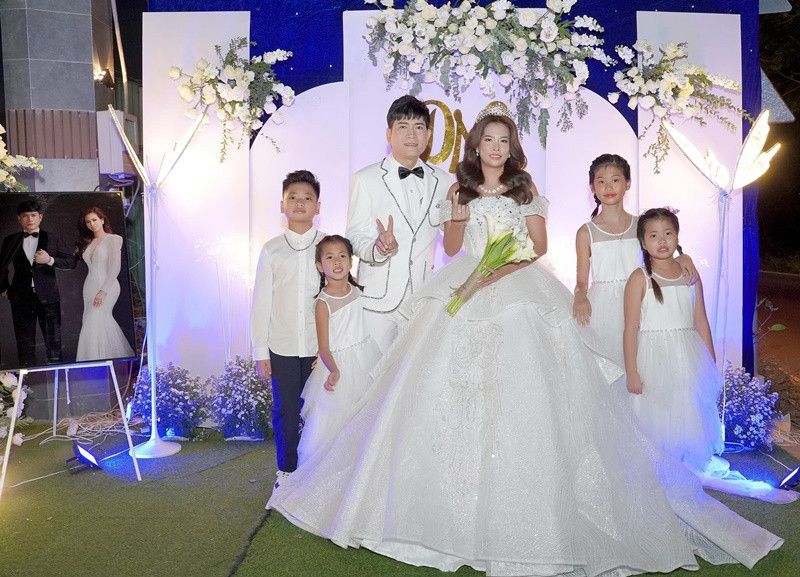 Từ năm 2023, ca sĩ Quách Thành Danh cùng vợ và 5 con về ở biệt thự mới tại huyện Bình Chánh, TP HCM.