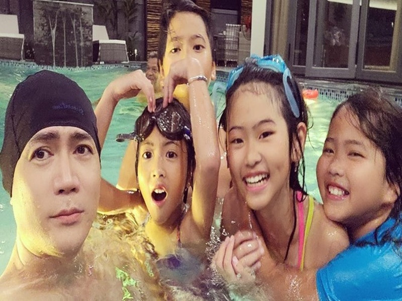 Quách Thành Danh khoe hình ảnh vui đùa cùng các con trong bể bơi.