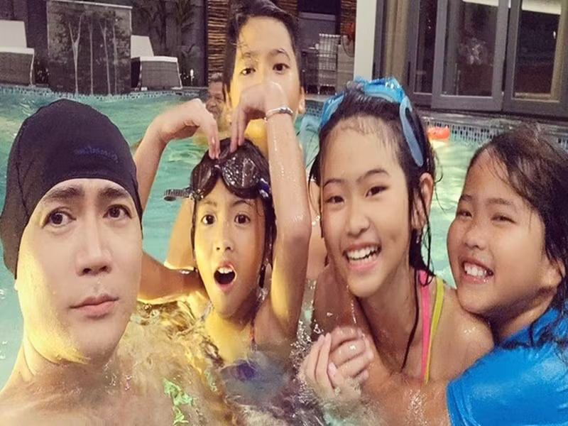 Quách Thành Danh khoe hình ảnh vui đùa cùng các con trong bể bơi.