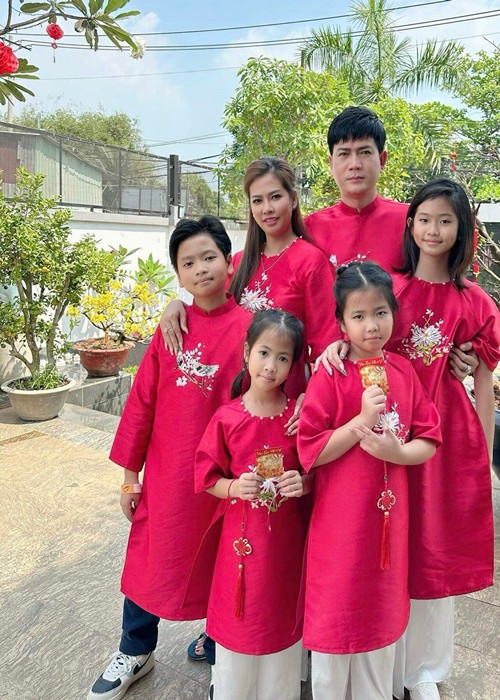 Vợ chồng nam ca sĩ cùng các con diện áo dài đón năm mới.