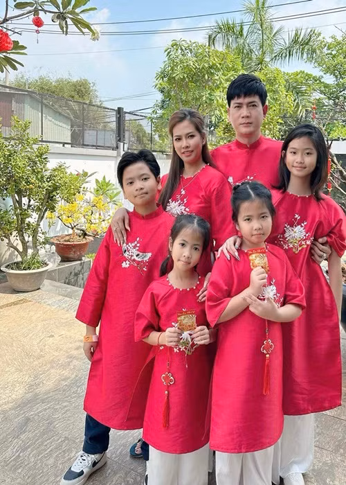 Vợ chồng nam ca sĩ cùng các con diện áo dài đón năm mới.