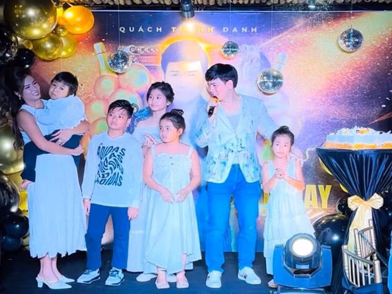 Quách Thành Danh đón tuổi mới bên vợ con và bạn bè.