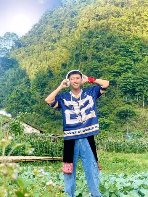 Long Vũ gây sốt với vai nam chính Chải trong Đi giữa trời rực rỡ. Hiện tại, con trai Vân Dung lọt top 10 đề cử Diễn viên nam ấn tượng tại VTV Awards 2024. Ảnh: VTV.