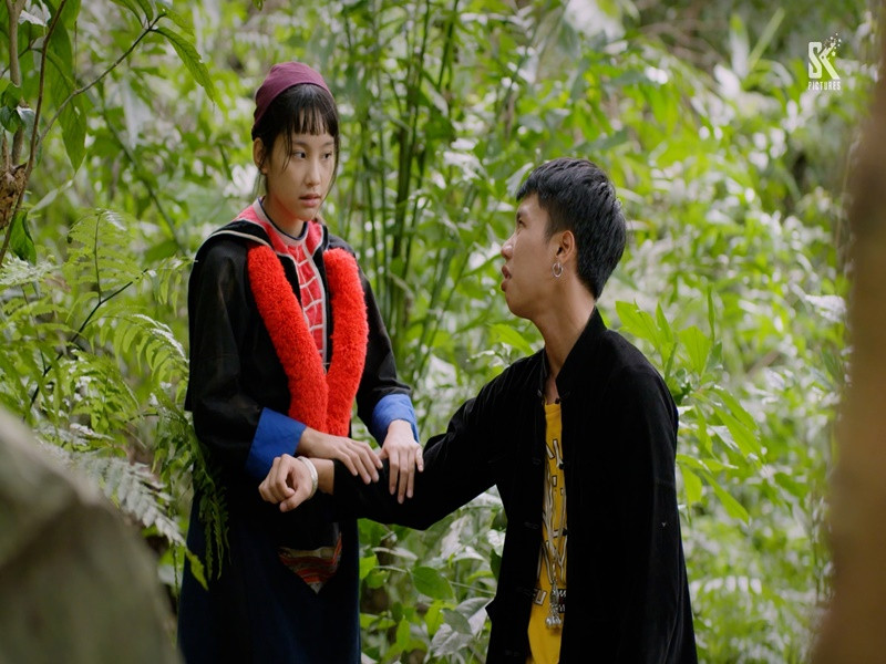 Đi giữa trời rực rỡ cũng là bộ phim giờ vàng VTV được đông đảo khán giả đón xem. Nội dung phim kể về Pu - một cô gái trẻ người Dao mang trong mình ước mơ và hoài bão. Đi giữa trời rực rỡ đang được đề cử ở hạng mục Phim truyền hình ấn tượng ở VTV Awards 2024. Ảnh: Dân Việt.