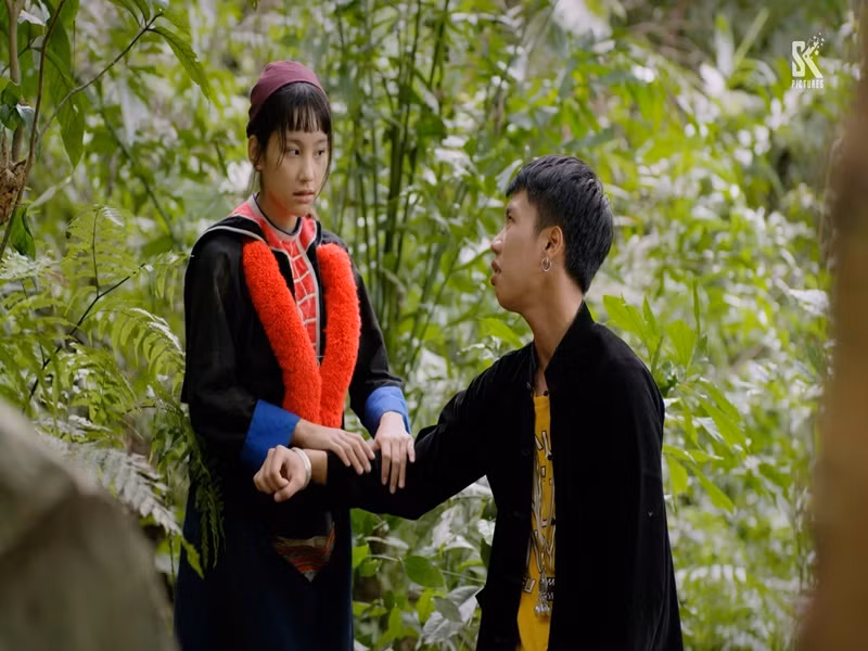 Đi giữa trời rực rỡ cũng là bộ phim giờ vàng VTV được đông đảo khán giả đón xem. Nội dung phim kể về Pu - một cô gái trẻ người Dao mang trong mình ước mơ và hoài bão. Đi giữa trời rực rỡ đang được đề cử ở hạng mục Phim truyền hình ấn tượng ở VTV Awards 2024. Ảnh: Dân Việt.