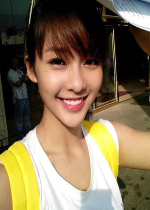 Đầu năm 2014, Khả Ngân từng vướng tin đồn hẹn hò thầy giáo U40. Giữa ồn ào, cô giải thích người đàn ông chụp ảnh cùng cô là huấn luyện viên và giữa hai người không có quan hệ tình cảm. Ảnh: FB Khả Ngân.