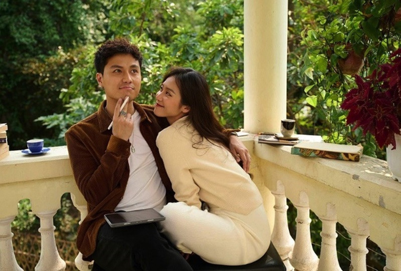 Sau bộ phim 11 tháng 5 ngày và Gia đình mình vui bất thình lình, Khả Ngân và Thanh Sơn trở nên thân thiết như đôi tình thân ngoài đời. Gần đây, cả hai bị soi không còn kết bạn trên Facebook. Phía Thanh Sơn chia sẻ trên Vietnamnet, anh và Khả Ngân chỉ là đồng nghiệp. Ảnh: Người Lao Động.