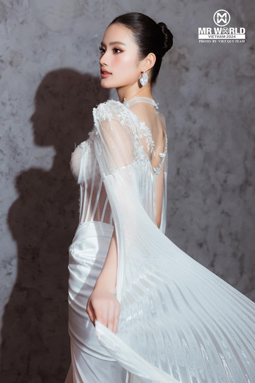 Nàng hậu khoe vẻ gợi cảm tại một sự kiện gần đây.