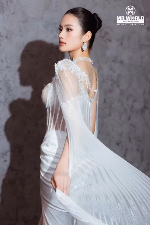 Nàng hậu khoe vẻ gợi cảm tại một sự kiện gần đây.