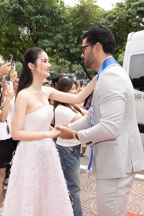 "Nhi dám diện những trang phục mà trước đây Nhi không tự tin để mặc", nàng hậu nói.