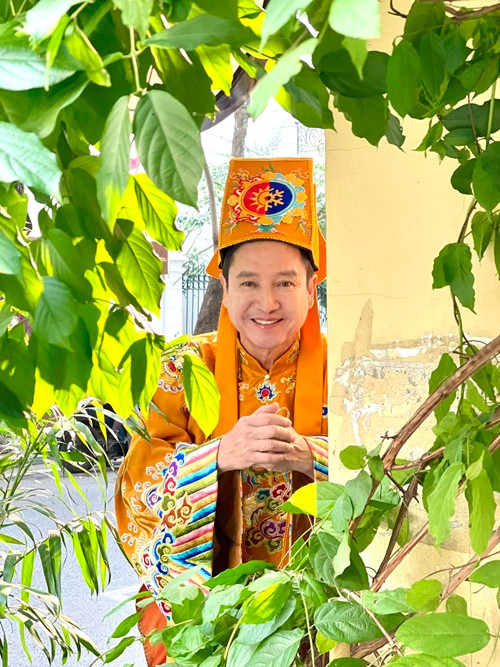 Trên trang cá nhân, nghệ sĩ Chí Trung chia sẻ hình ảnh đóng Táo quân trước đây, đồng thời viết: “Táo Tôi 2025” xin kính chào cuộc sống!”. Ảnh: FB Chí Trung.