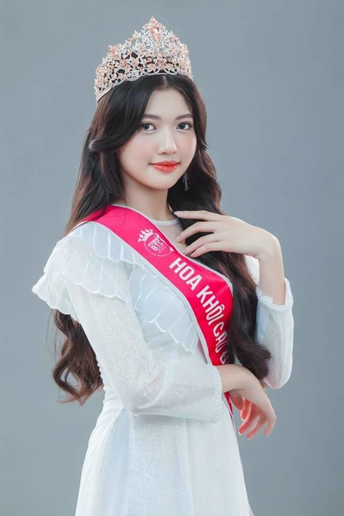 Người đẹp là Hoa khôi Trường Cao đẳng Bến Tre 2022, đoạt danh hiệu Miss khả ái Trường Cao đẳng Bến Tre 2022. Ảnh: FB Kim Thơ.