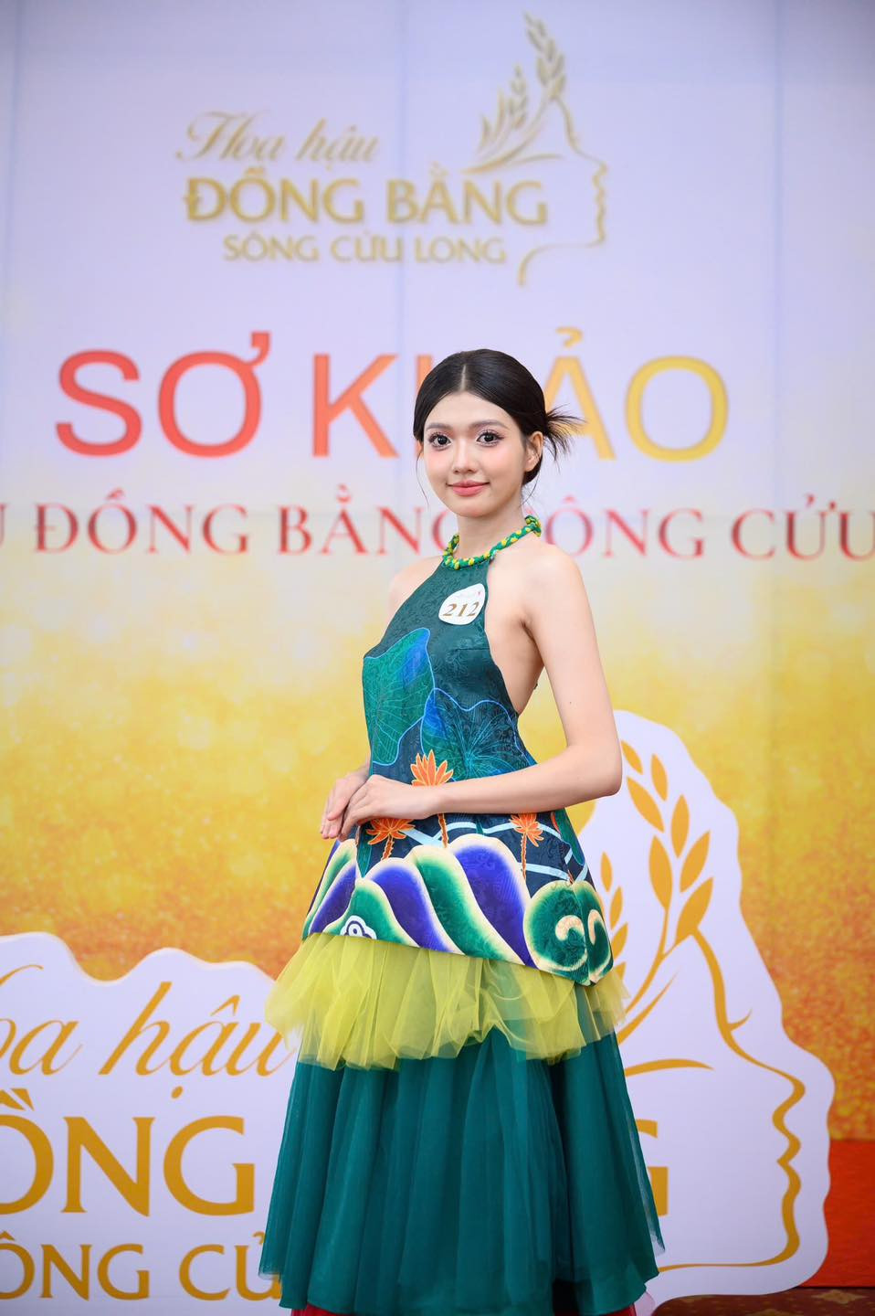 Người đẹp sinh năm 2003 khoe vẻ dịu dàng, quyến rũ trong buổi sơ khảo cuộc thi. Ảnh: Fanpage Hoa hậu Đồng bằng sông Cửu Long.