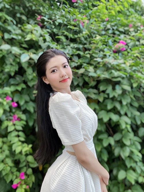 Ở đời thường, tân hoa hậu chuộng trang phục nữ tính. Ảnh: FB Kim Thơ.