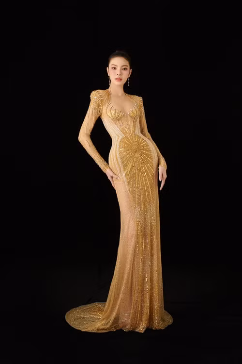 Tường San tên thật là Nguyễn Hoàng Bảo Phúc, sinh năm 2005. Từ nhỏ, cô đã thích chơi trò chơi của con gái, mê mặc váy, đi giày cao gót. Năm 14 tuổi, Tường San nhận ra giới tính thật của mình.