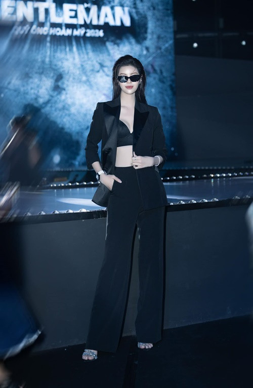 Mỹ nhân chuyển giới thi thoảng ăn mặc cá tính để tạo sự mới mẻ.