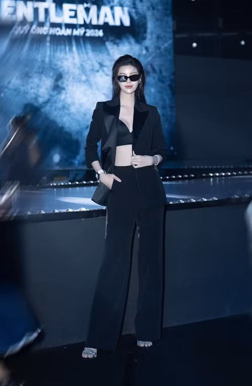 Mỹ nhân chuyển giới thi thoảng ăn mặc cá tính để tạo sự mới mẻ.