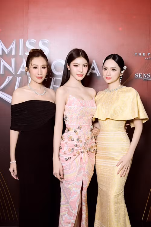 Tường San từng bày tỏ cô ngưỡng mộ Hoa hậu Hương Giang (ngoài cùng bên phải) về thành tựu, những đóng góp cho cộng đồng. Vì vậy, Hương Giang là hình mẫu Tường San muốn hướng đến.