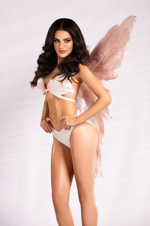 Đại diện Úc Alana Deutsher-Moore cao 1m74, số đo ba vòng 82-68-99 cm.