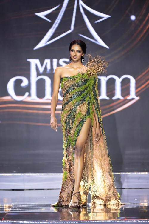 Rashmita sang trọng, quyến rũ khi diện váy dạ hội xẻ tà cao.