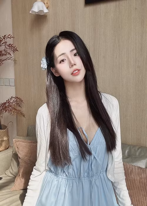 Nữ ca sĩ được nhiều người khen ngợi đẹp như mỹ nhân Hàn Quốc.