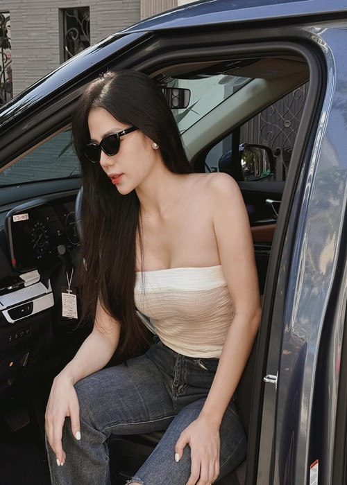 Hương Ly mặc trẻ trung, gợi cảm ở đời thường.